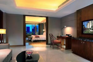Suite Bisnis | Minibar, brankas, meja kerja, dan tirai kedap cahaya