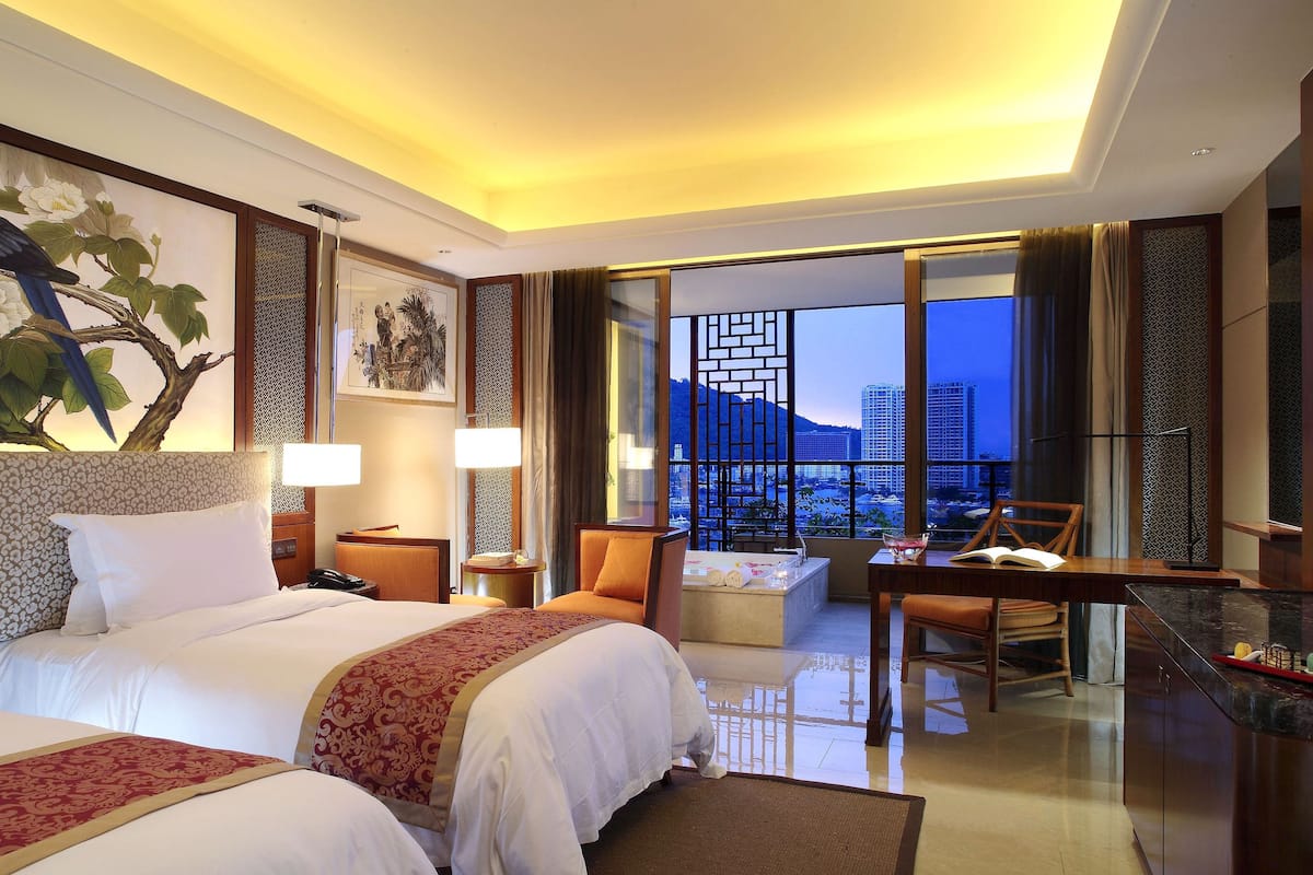 Deluxe Room | Minibar, in-room safe, desk, blackout curtains