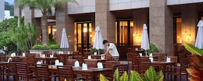 Outdoor dining - FOUR SEASONS OCEAN COURTYARD HOTEL SANYA (Sanya)