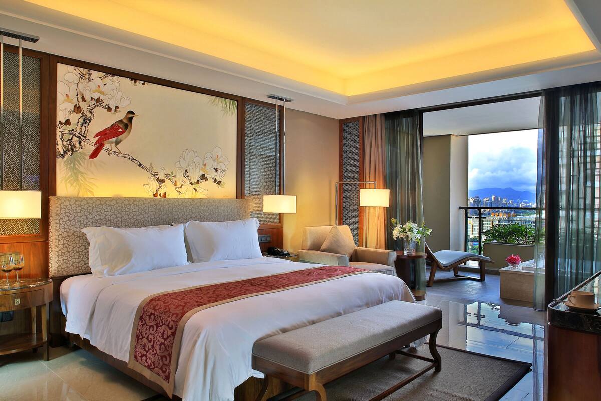 Grand Suite | Minibar, in-room safe, desk, blackout curtains