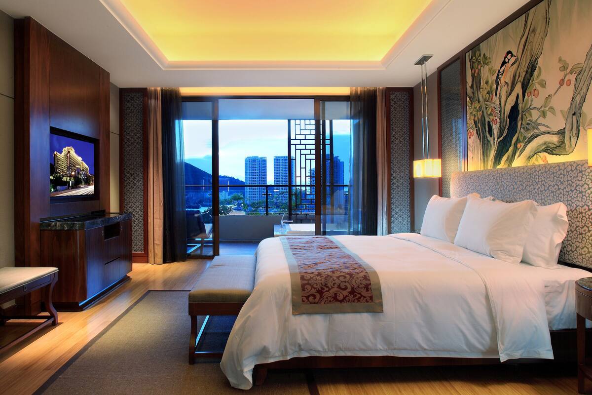 Business Suite | Minibar, in-room safe, desk, blackout curtains