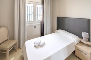 Schreibtisch, Verdunkelungsvorhänge, schallisolierte Zimmer