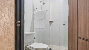 Suite, 2 lits doubles | Salle de bain | Douche, douche à « effet pluie », articles de toilette gratuits