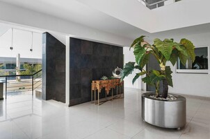 40-英寸智能电视（配备有线频道）、Netflix、流媒体服务