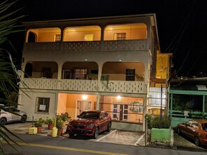 Voorkant accommodatie - avond/nacht