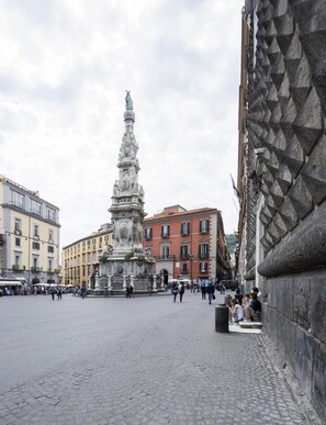 A public square with a central monument, surrounded by historic buildings. - B&B Sleep & Zupp (Naples)