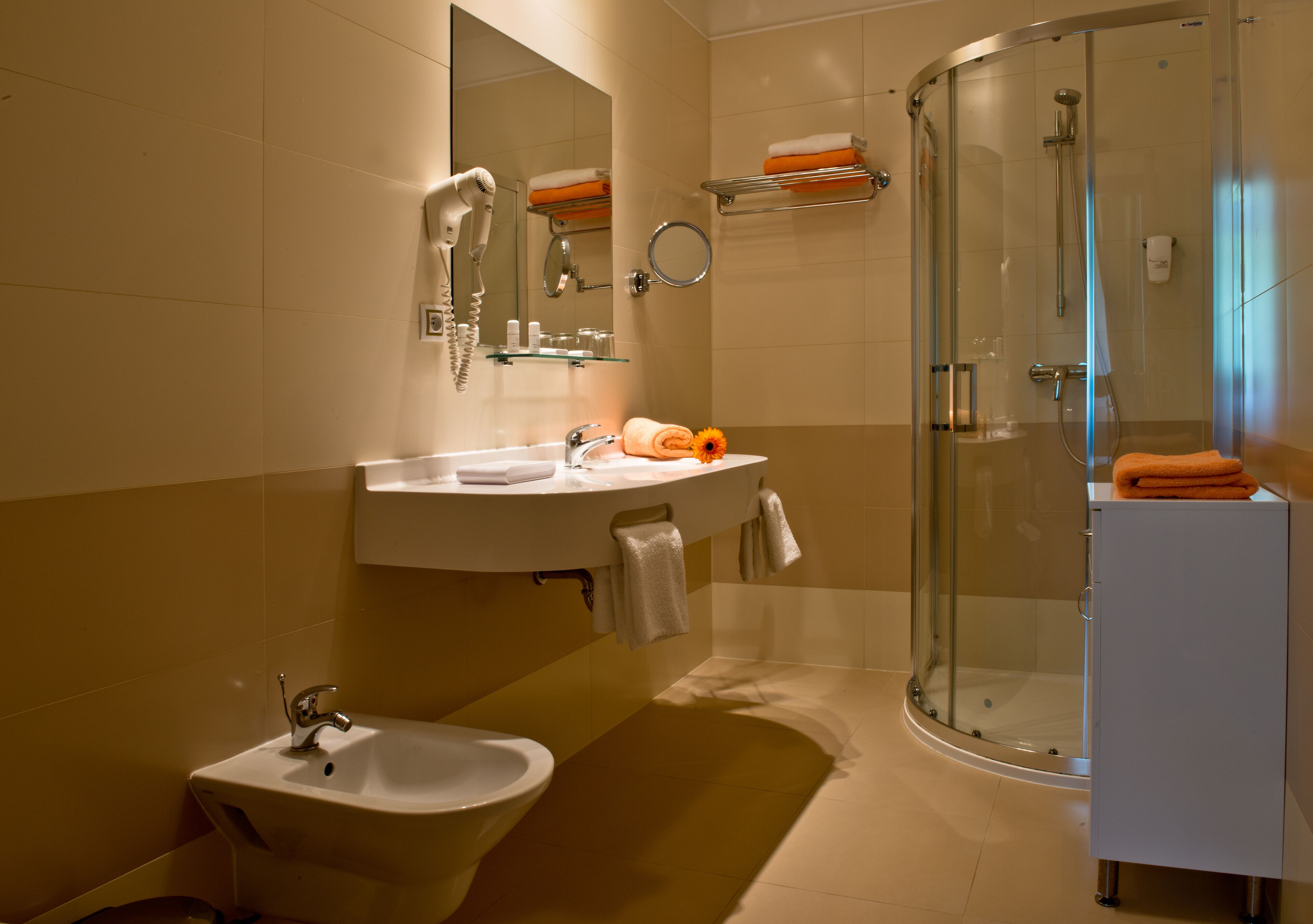 standard double room | bathroom | free toiletries, hair dryer, bathrobes, slippers