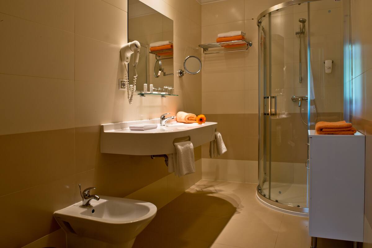 standard double room | bathroom | free toiletries, hair dryer, bathrobes, slippers