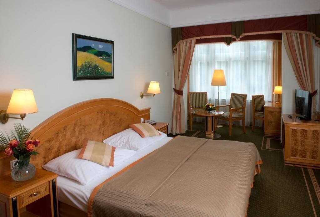 hypo-allergenic bedding, minibar, in-room safe, desk