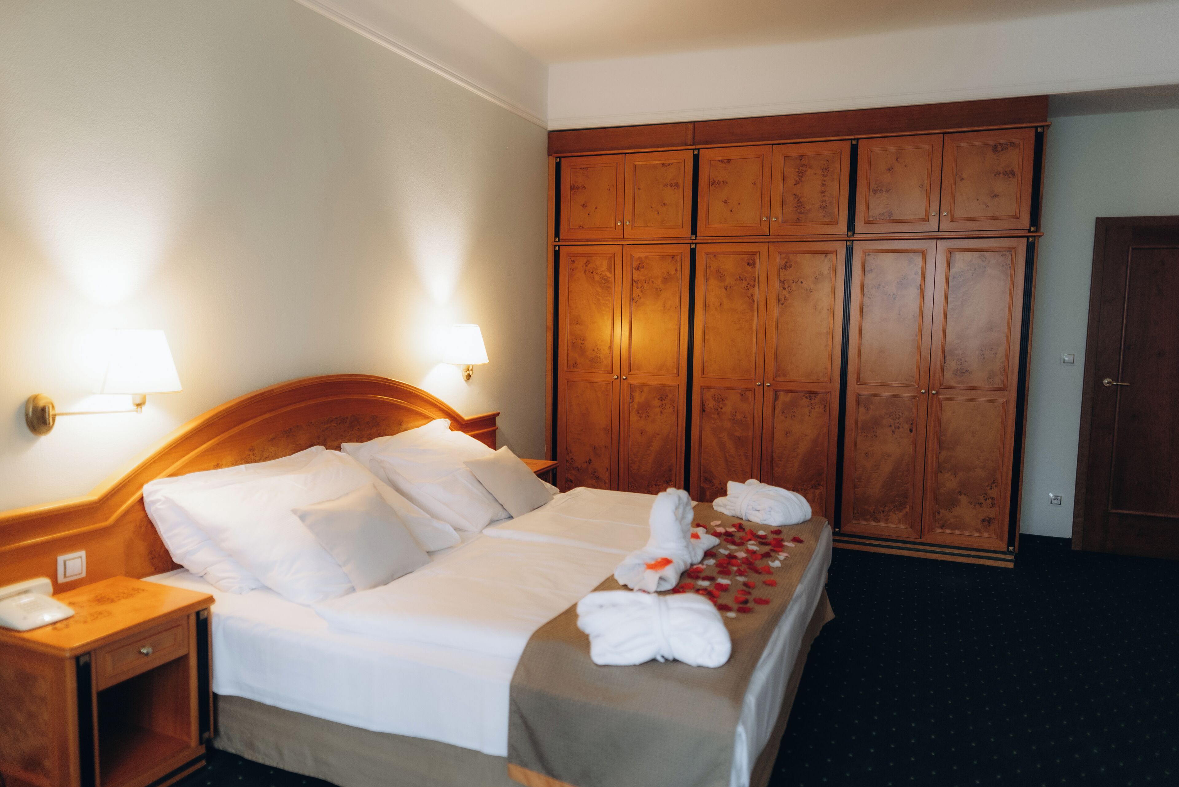 Allergitestet sengetøy, minibar, safe på rommet og skrivebord