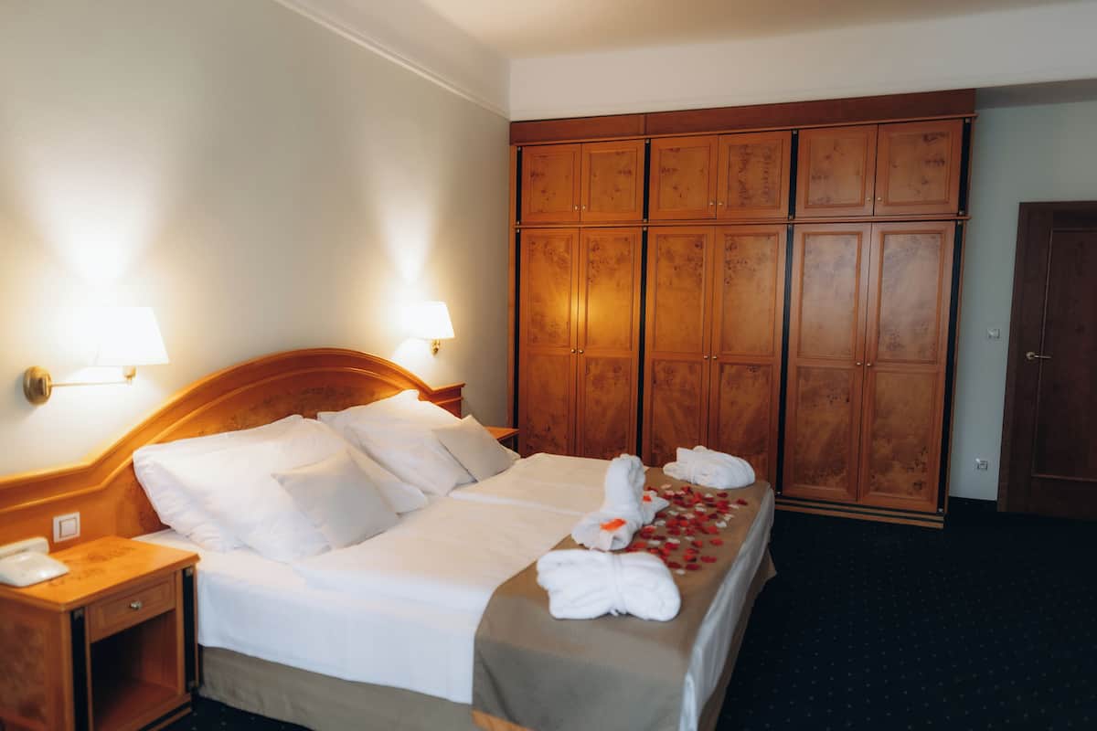 Allergitestet sengetøy, minibar, safe på rommet og skrivebord