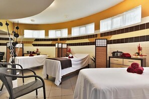Une chambre d’hôtel avec deux lits, un petit bureau et une chaise.