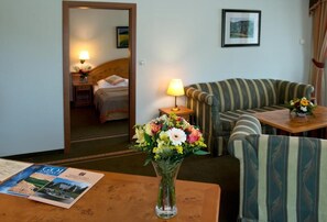 Suite, 1 soverom | Oppholdsrom | Flatskjerm-TV