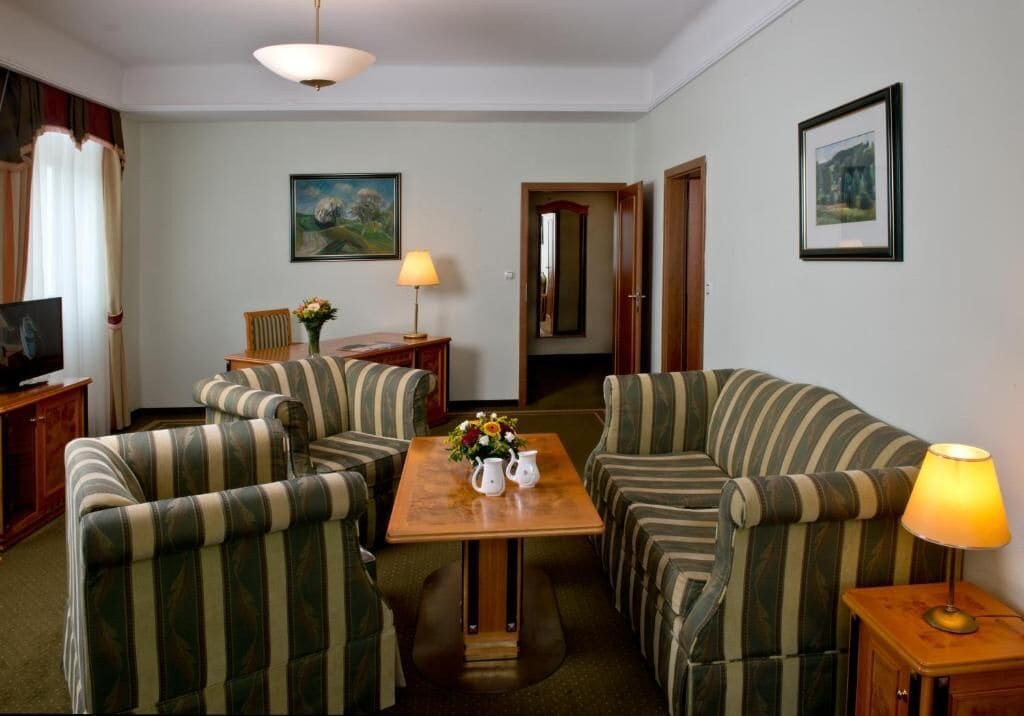 suite, 1 bedroom | living room | flat-screen tv