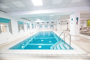 Sisäuima-allas avoinna 7.30–21.00, aurinkovarjoja, aurinkotuoleja