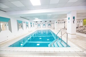 Una piscina techada, abierta desde las 07:30 hasta las 21:00, sombrillas