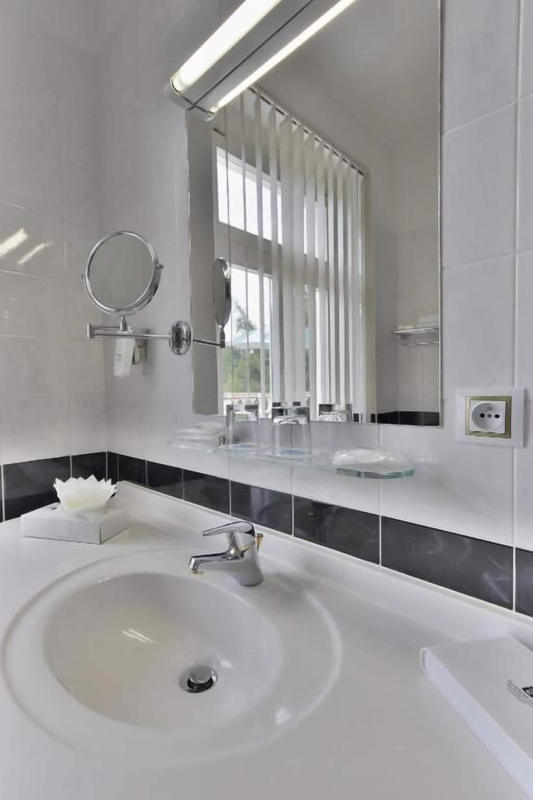 suite, 1 bedroom | bathroom | free toiletries, hair dryer, bathrobes, slippers