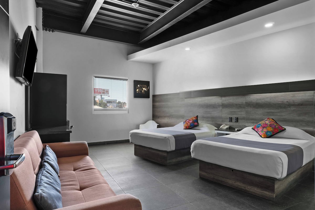 Phòng Suite, nhiều giường | Bộ đồ giường kháng dị ứng, bàn, bàn ủi/dụng cụ ủi quần áo