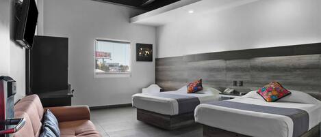 Sviitti, useita sänkyjä | Allergiatestatut vuodevaatteet, työpöytä, silitysrauta/-lauta