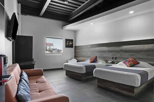 Ropa de cama hipoalergénica, escritorio y tabla de planchar con plancha 