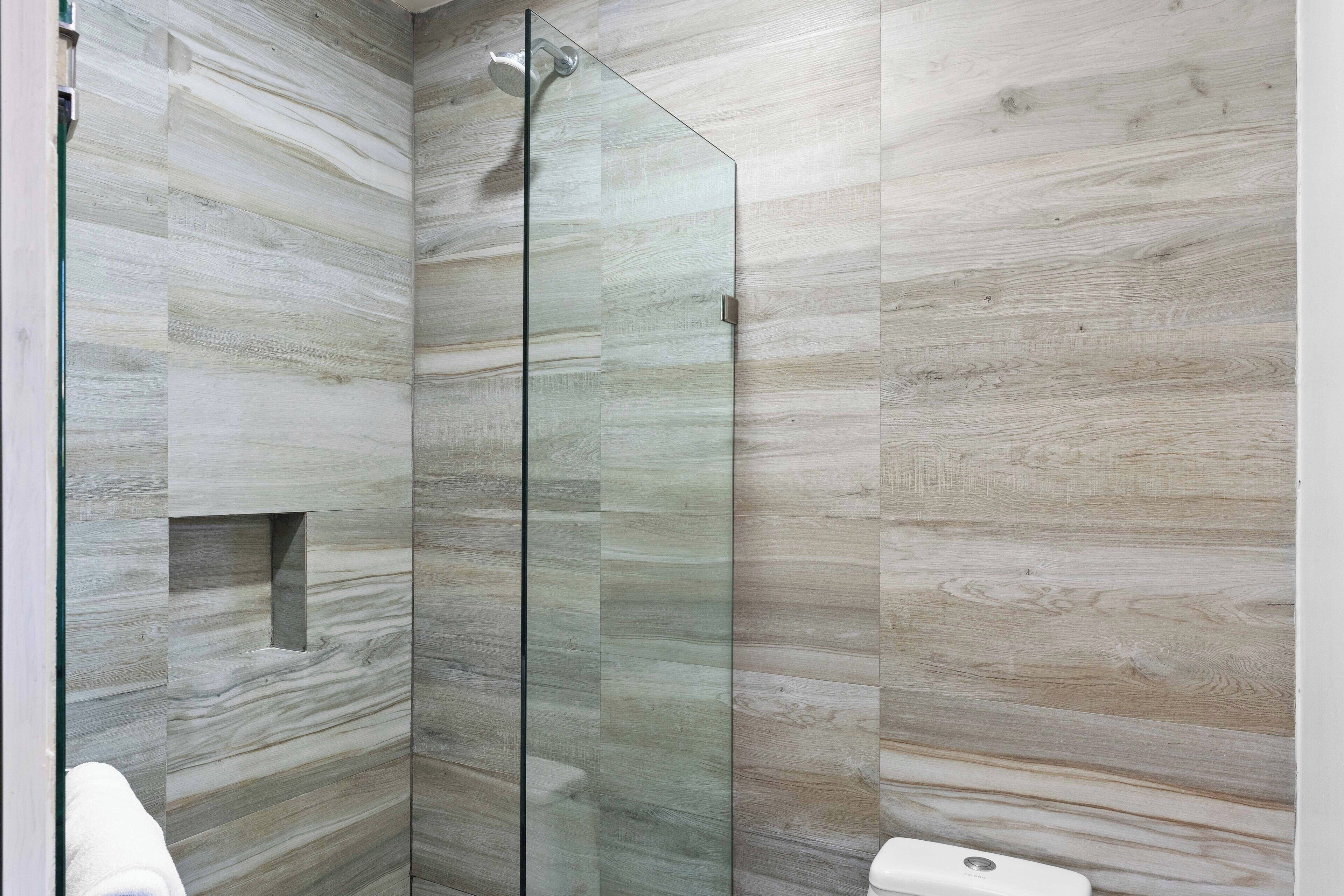 Ein modernes Badezimmer mit Duschkabine und Toilette.