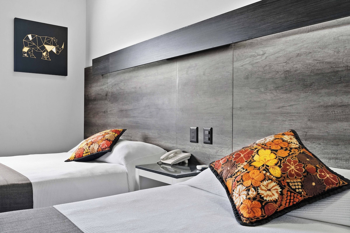 Phòng Suite, 2 giường đôi | Bộ đồ giường kháng dị ứng, bàn, bàn ủi/dụng cụ ủi quần áo