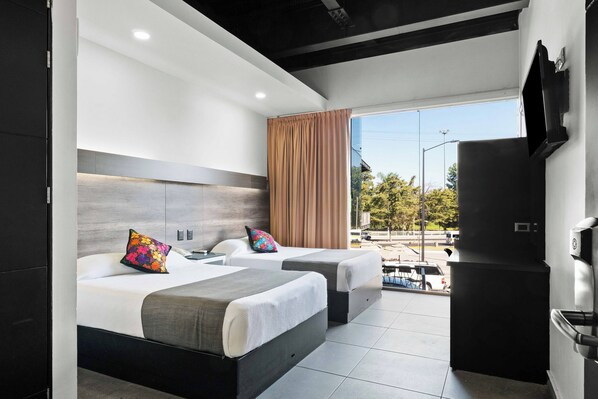 Suite, 2 lits doubles | Literie hypoallergénique, bureau, fer et planche à repasser