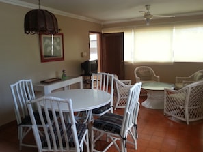 Apartamento estándar | Servicio de comidas en la habitación