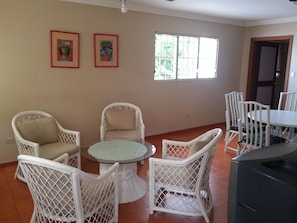 Apartamento estándar | Zona de estar | Una televisión de pantalla plana