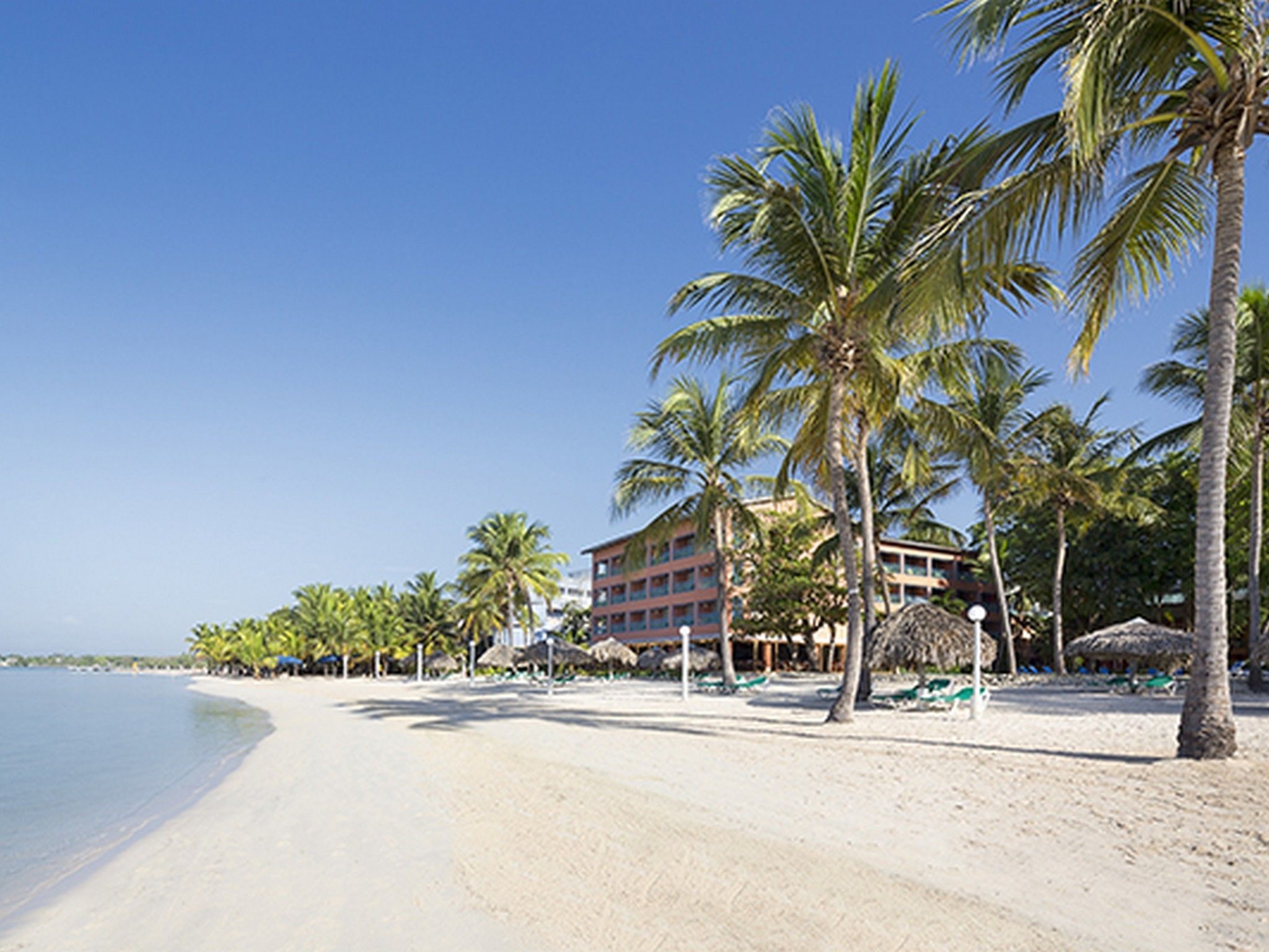 Ubicación cercana a la playa y arena blanca