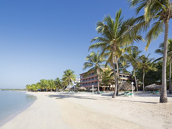 Ubicación cercana a la playa y arena blanca