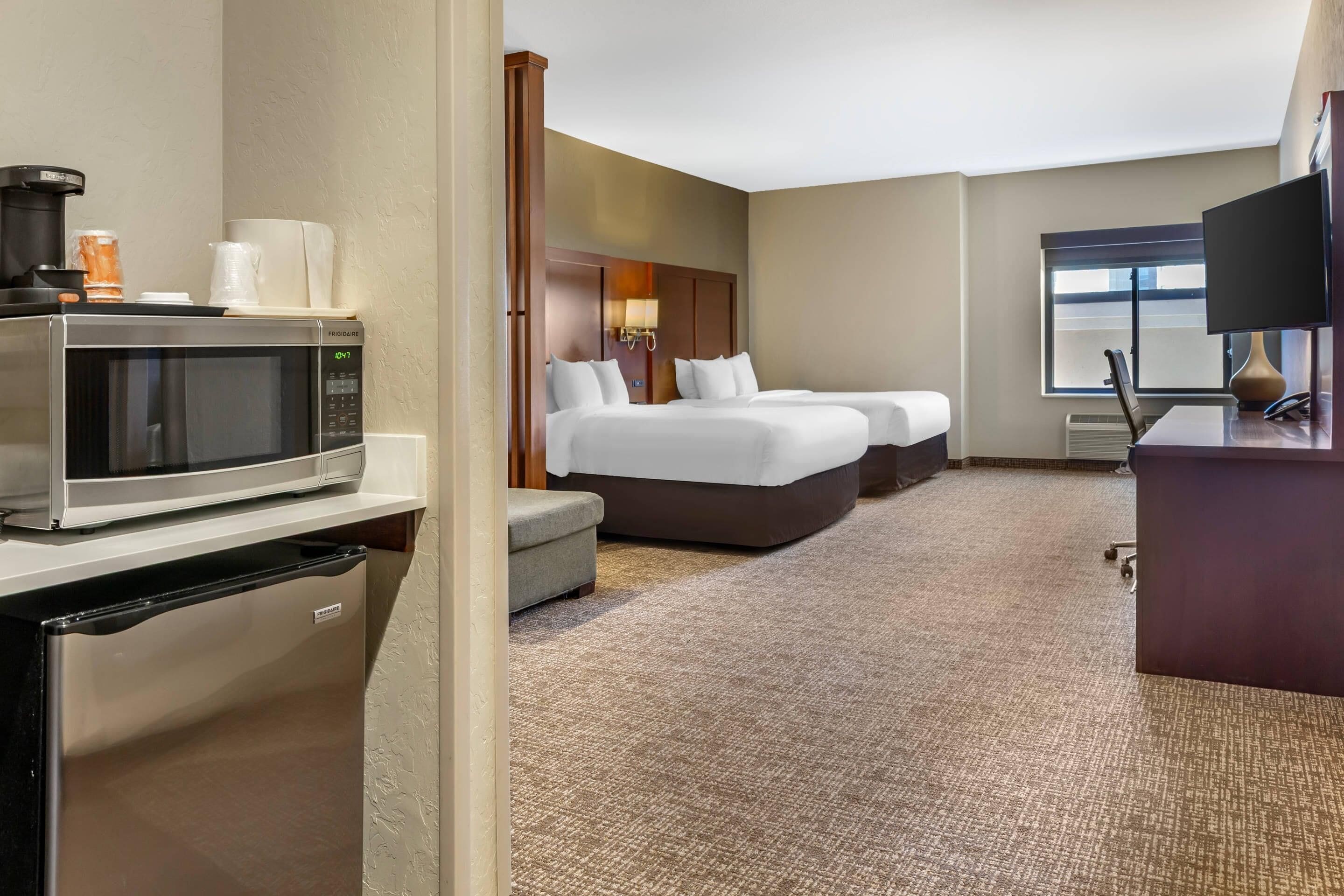 Suite, 2 queensize-senger, tilgjengelighetstilpasset, ikke-røyk | Sengetøy av topp kvalitet, skrivebord og skrivebord for bærbar PC