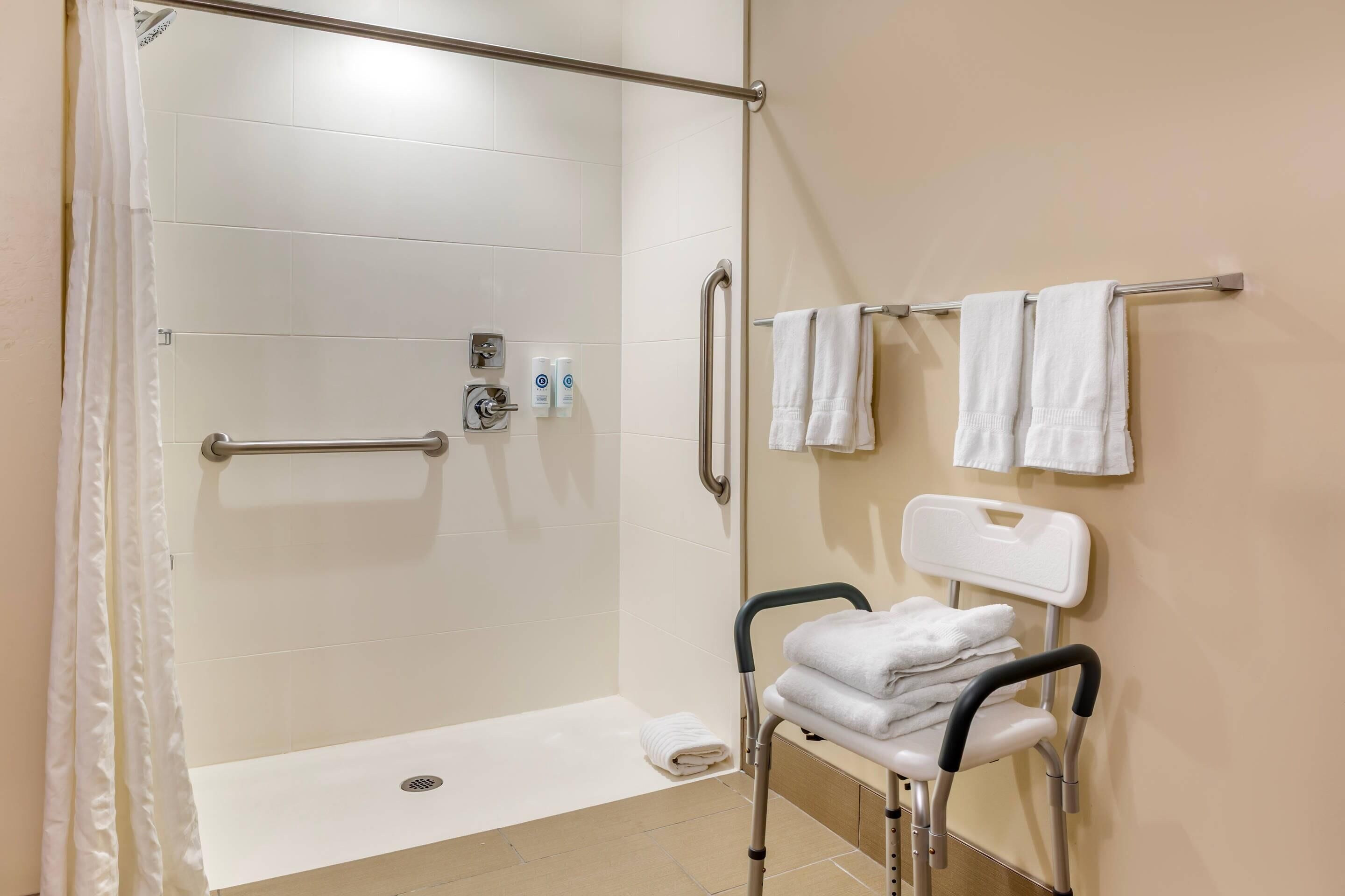 Suite, 1 très grand lit, accessible aux personnes à mobilité réduite, non-fumeurs (Roll-In Shower) | Literie de qualité supérieure, bureau