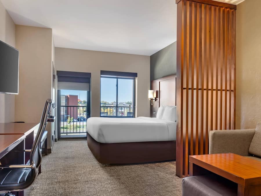 Suite, 1 King Bed, Non Smoking, Balcony | Premium bedding, desk, laptop workspace, iron/ironing board