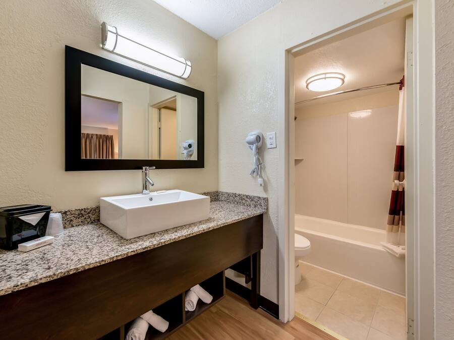 Deluxe Room, 2 Queen Beds, Non Smoking | Bathroom | Combined shower/bathtub, free toiletries, hair dryer, towels