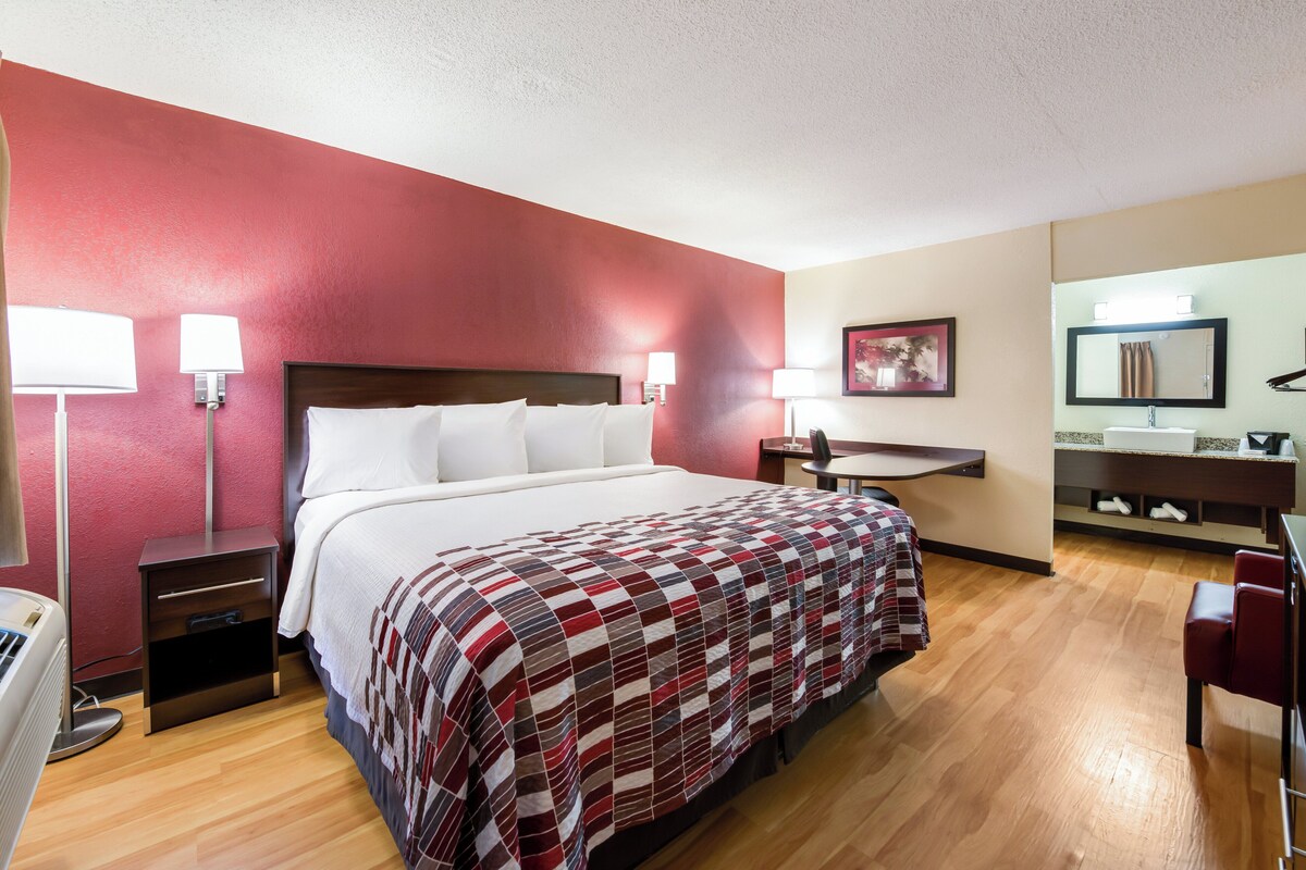 Superior Room, 1 King Bed, Non Smoking | Desk, blackout drapes, cribs (free), WiFi (free)