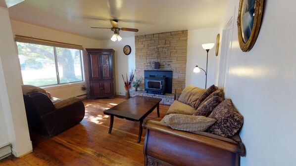 Casa familiar, 3 habitaciones, hidromasaje | Muebles diferentes, escritorio y insonorización 