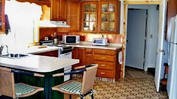 Family Cottage, 2 Bedrooms, Ground Floor | Private kitchen | Microwave