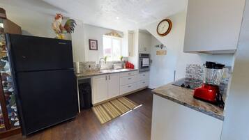 Superior Apartment, 1 Bedroom, Kitchen | Private kitchen | Microwave