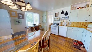 Cottage (Hot Tub, Darling Grandma's House, Cha) | Cuisine privée