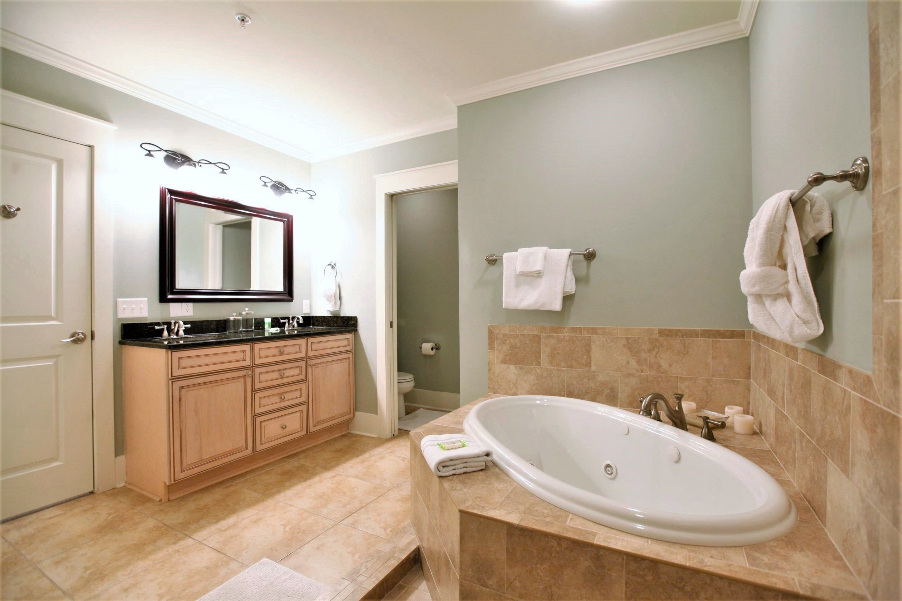 Kombinasi shower/bathtub, pengering rambut,  dan handuk