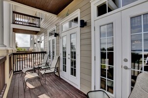 4 Bedroom, Beach House w/Sea View (Glory Daze) | Balcony