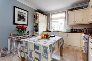 Apartment, 2 Bedrooms (Shirlock Road, Hampstead) | Private kitchen