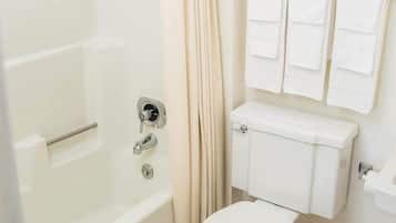 Double Room | Bathroom | Combined shower/bathtub, towels