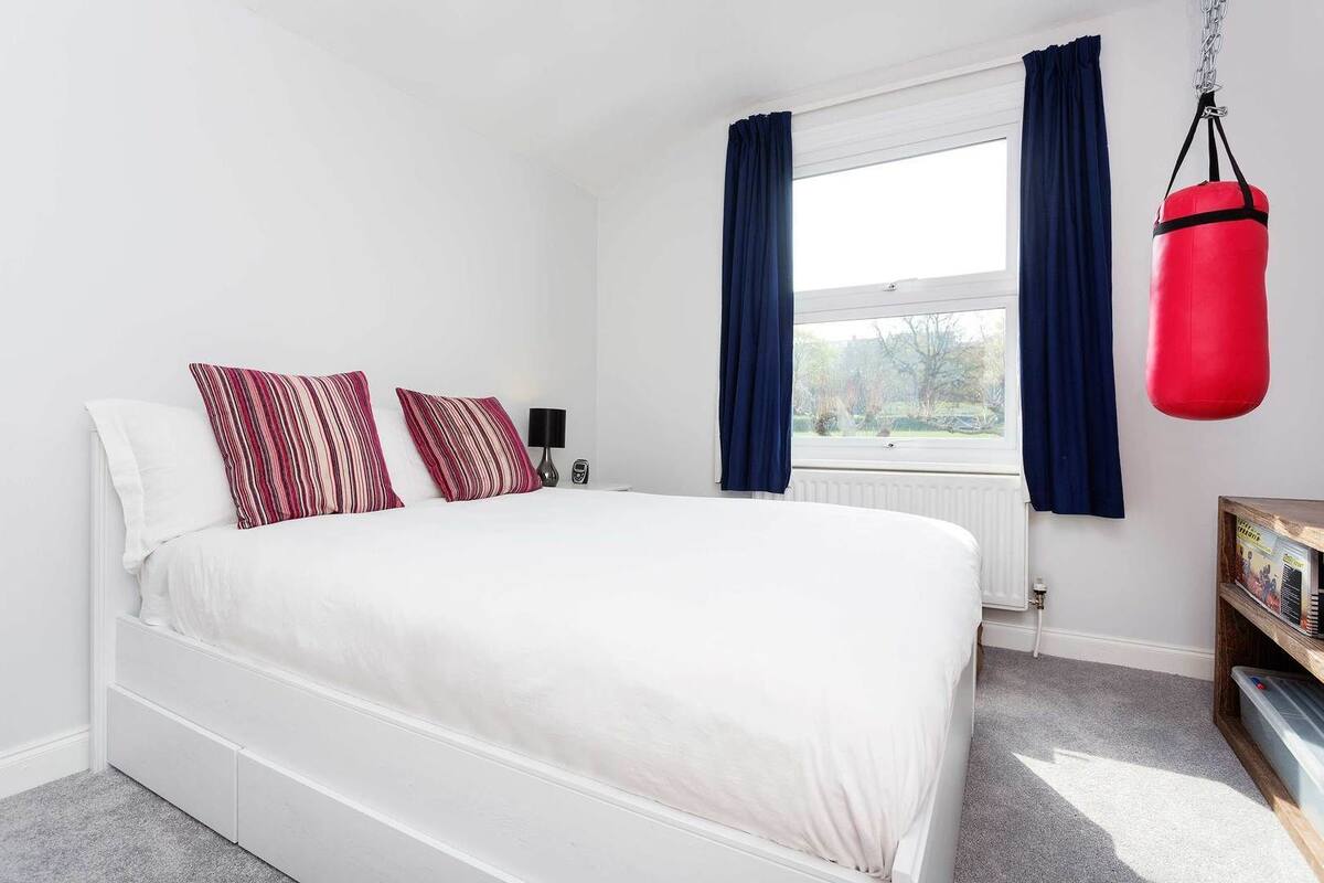 House, 4 Bedrooms (Chevening Road, Greenwich)