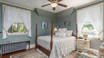 Kamar Deluks, 1 Tempat Tidur Queen, perapian, pemandangan kebun | Seprai katun Mesir, seprai premium, dan bantalan ekstra lembut