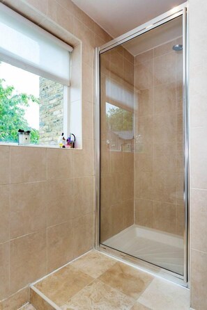 House, 2 Bedrooms (Hearne Road, Kew) | Bathroom