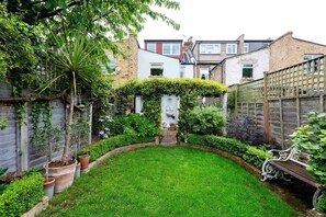 House, 2 Bedrooms (Hearne Road, Kew) | Terrace/patio