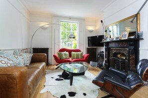 House, 2 Bedrooms (De Beauvoir Road, Hoxton) | Living room