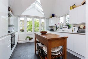 House, 2 Bedrooms (De Beauvoir Road, Hoxton) | Private kitchen